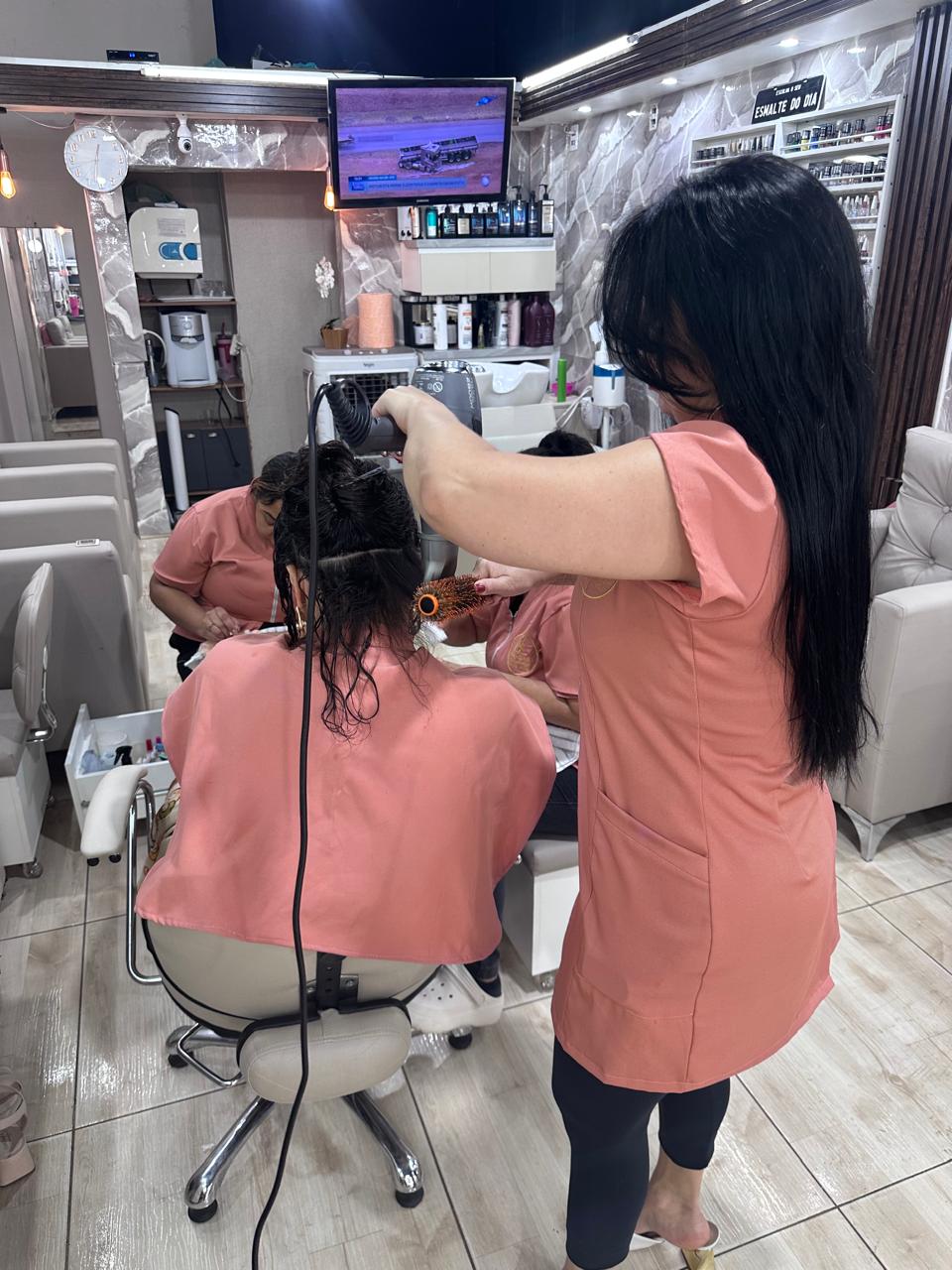 Cabelo finalizado com brilho e movimento