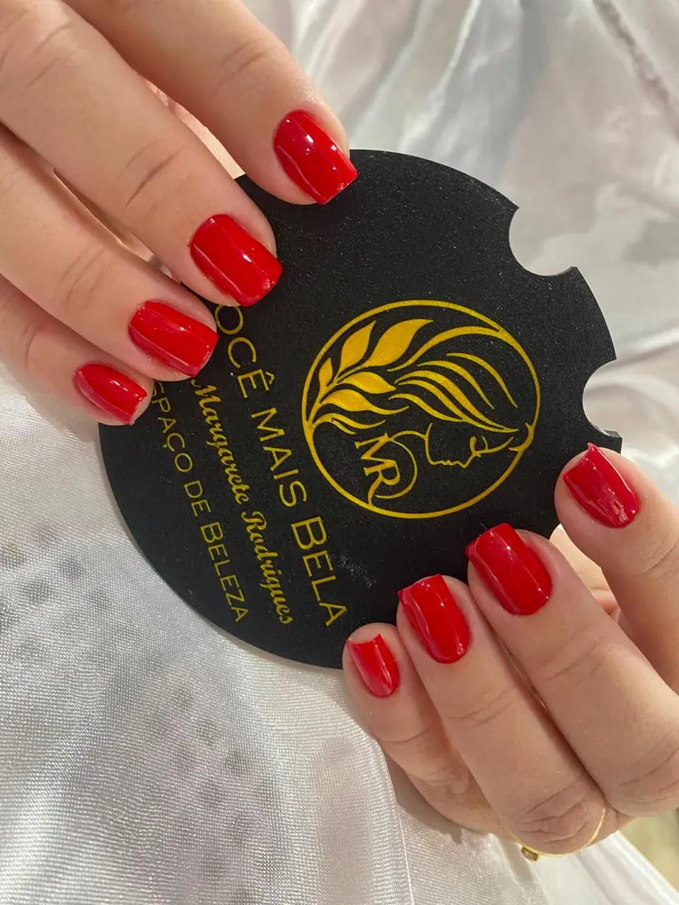 Resultado real de manicure com unhas vermelhas no Espaço Você Mais Bela
