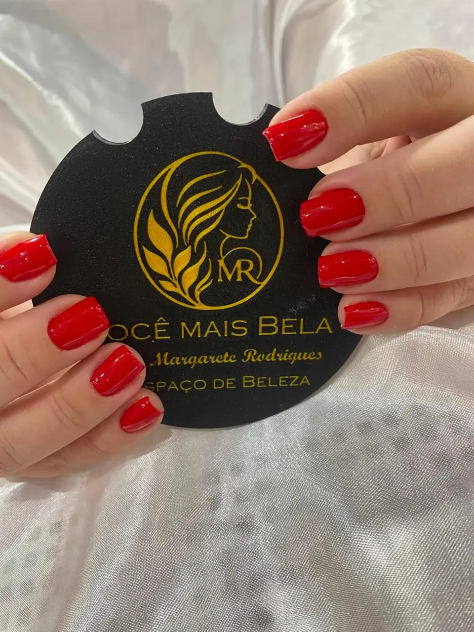 Resultado real de manicure com esmaltação vermelha e identidade Você Mais Bela